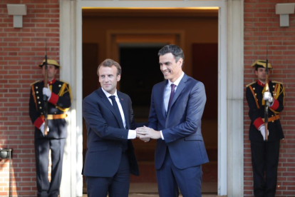 El presidente del Gobierno, Pedro Sánchez, con su homólogo francés, Emmanuel Macron, ayer.