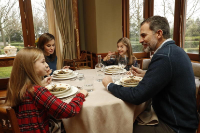 Los reyes y sus hijas comiendo un potaje de verduras que les ha servido doña Letizia.