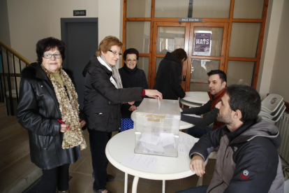 Vecinas de la población depositando su voto en la consulta popular celebrada ayer en Sunyer.