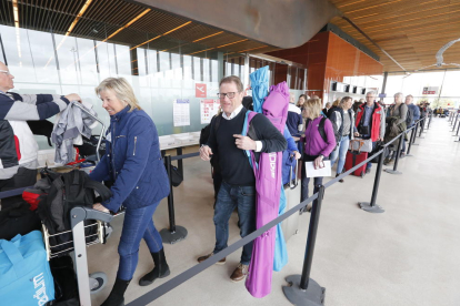 Los pasajeros suecos en las instalaciones del aeropuerto de Lleida-Alguiare antes de tomar el avión a Linköping.