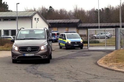 Un furgón policial traslada supuestamente a Puigdemont de comisaría a la cárcel de Neumünster. 