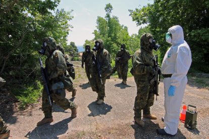 Una patrulla simula haberse expuesto a contaminación radiactiva por cesio en la academia militar de Talarn.
