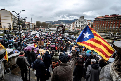 Mobilitzacions al País Basc - El coordinador general d’EH Bildu, Arnaldo Otegi, va demanar ahir donar una resposta “ferma” i “unitària” des del País Basc a l’“ofensiva de l’Estat” contra els qui “retallen les llibertats nacio ...