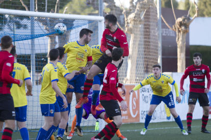 Un jugador de l’EFAC Almacelles remata de cap sense oposició en una de les jugades del partit d’ahir.