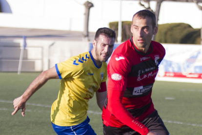 Un jugador de l’EFAC Almacelles remata de cap sense oposició en una de les jugades del partit d’ahir.