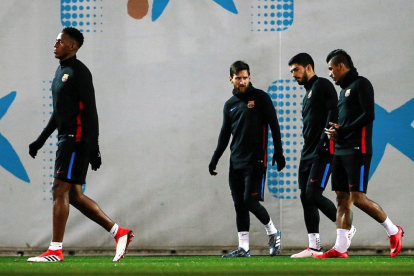 Yerry Mina, Leo Messi, Luis Suárez i Paulinho, durant l’entrenament d’ahir.