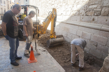 Los primeros trabajos en la plaza Major de Tàrrega para buscar los restos de la antigua iglesia medieval.