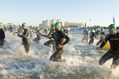 Joan Paredes, al centre de la foto, durant la prova de natació d’una competició Ironman.