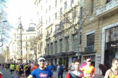 Joan Paredes, al centre de la foto, durant la prova de natació d’una competició Ironman.