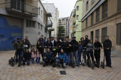 Integrantes del colectivo VMP Lleida, que habitualmente circulan en patinete eléctrico por la ciudad.