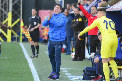 Gerard Albadalejo, dando instrucciones a sus jugadores durante el partido del sábado en Villarreal.