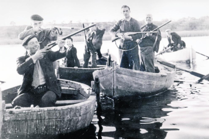 Fotografía antigua de una jornada de caza en aguas del Estany.