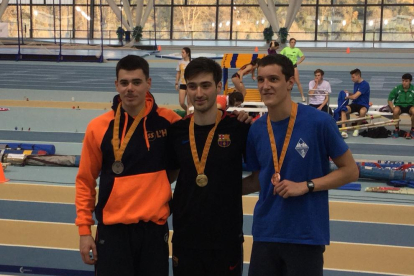 Les atletes del JA Arbeca i la seua entrenadora, Sandra Sarri, celebren la medalla de bronze a Gijón.