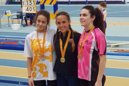 Les atletes del JA Arbeca i la seua entrenadora, Sandra Sarri, celebren la medalla de bronze a Gijón.