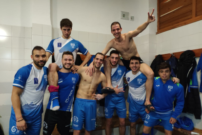 Los jugadores del Lleida Llista celebran la victoria en el vestuario.