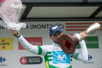 Alejandro Valverde celebra en el podio su tercera victoria en la Volta a Catalunya.