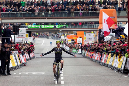 Alejandro Valverde celebra al podi la seua tercera victòria a la Volta a Catalunya.