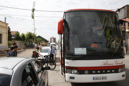 Usuaris agafant ahir el bus alternatiu entre Balaguer i la Pobla de Segur.