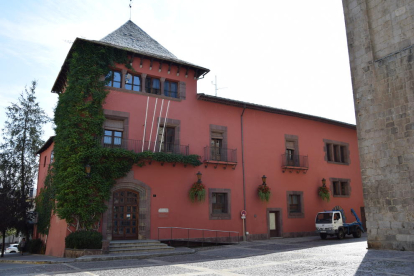 Imagen del edificio del ayuntamiento de La Seu.