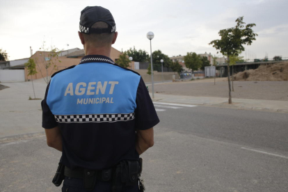 Un agente municipal mientras patrulla por las calles de una localidad del Segrià. 