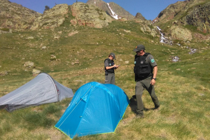 Los Agentes Rurales inspeccionando algunas de las tiendas de acampada en el Parc Natural. 