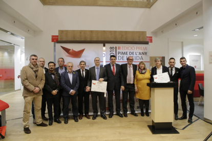 Foto de família dels guardonats amb els organitzadors del premi Pime de l’Any 2018 de Lleida.