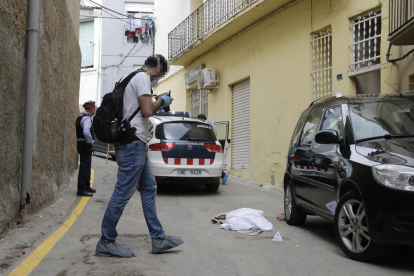 Agentes de los Mossos d’Esquadra, tomando pruebas en el lugar de los hechos, ayer, en la calle Sinoga de Aitona.