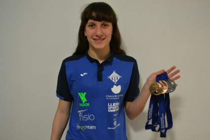 Paula Juste posa amb les quatre medalles aconseguides a Gijón.