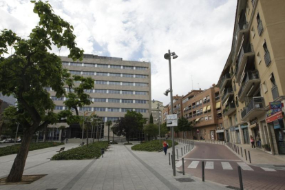 Imagen de archivo del exterior del edificio de la sede de la Agencia Tributaria en Lleida.