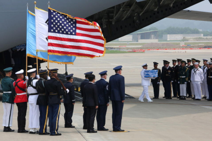Trasllat de restes de soldats dels EUA morts a Corea, ahir.