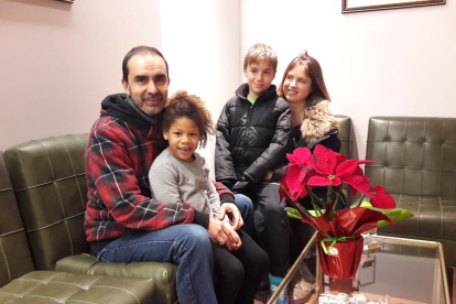 Óscar y Carmen, con sus dos hijos adoptados, Sarah y Pau, de seis y ocho años.