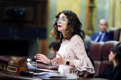 La ministra de Hacienda, María Jesús Montero, ayer, defendiendo el techo de gasto en el Congreso.