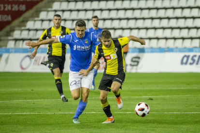 Una acción del partido que disputaron ayer el Lleida y el Hércules en el Camp d’Esports y que supuso el fin de la imbatibilidad de los leridanos.