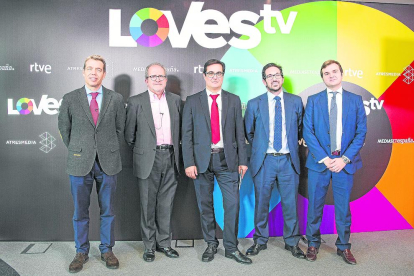 Representants dels grups de comunicació, units en LovesTV.