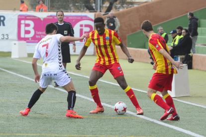 Mousa intenta superar el local Erik en una acció del partit jugat ahir i en el qual el Lleida va acabar sumant un punt.