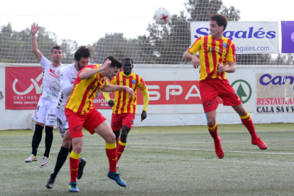 Mousa intenta superar al local Erik en una acción del partido jugado ayer y en el que el Lleida acabó sumando un punto.