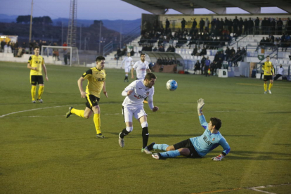 Un jugador local remata amb el porter del Balaguer batut, en una de les jugades del partit d’ahir.