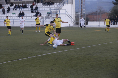 Un jugador local remata amb el porter del Balaguer batut, en una de les jugades del partit d’ahir.
