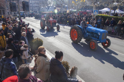 Diversos tractors desfilant ahir en un dels Tres Tombs davant de milers de persones al Pati de Tàrrega.