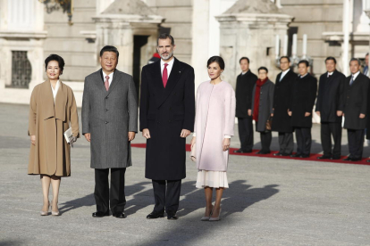 El president xinès, Xi Jinping, i la seua esposa, Peng Liyuan, al costat de Felip VI i Letícia, ahir a Madrid.