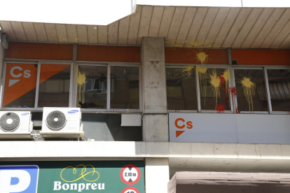 El exterior de la sede de Ciudadanos, apedreada y pintada.