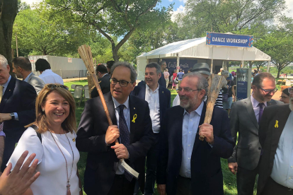 Quim Torra, ayer en el espacio de Catalunya con el presidente de la Diputación, Joan Reñé, y Rosa Pujol.