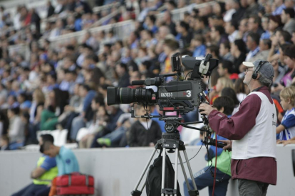 Un tècnic de TV3, amb la càmera durant una retransmissió d’un partit al Camp d’Esports.
