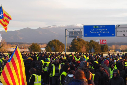 Independentistes tallen l'AP-7 a Figueres i la Diagonal de Barcelona