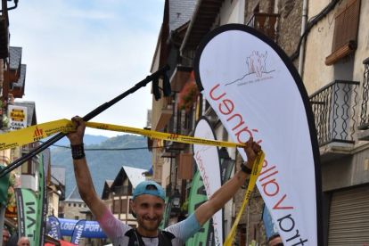 Alberto Vinagre va creuar la línia de meta a Esterri d’Àneu després de 16 hores de cursa.