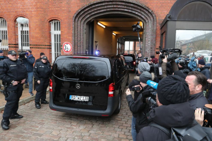 Expectació a l’arribar a la presó de Neumünster la furgoneta on es creia que anava Puigdemont.