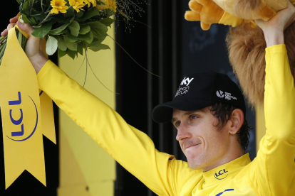 Geraint Thomas celebra el seu triomf al Tour de França després d’acabar tercer en l’única contrarellotge d’aquesta edició.