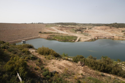 El embalse almacena actualmente 0,9 hectómetros cúbicos de agua procedentes sobre todo de la lluvia.