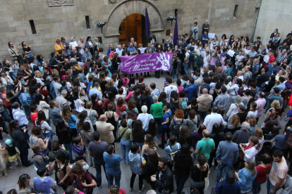 Imatge de la concentració d’ahir a la plaça de la Paeria de Lleida contra l’escassa condemna a La Manada.