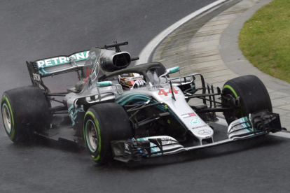 Lewis Hamilton ayer durante los entrenamientos oficiales en Hungaroring.